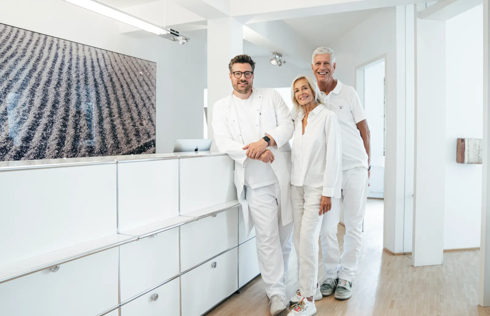Dr. Schröder, Dr. Böwing und Prof. Molsberger in der Praxis