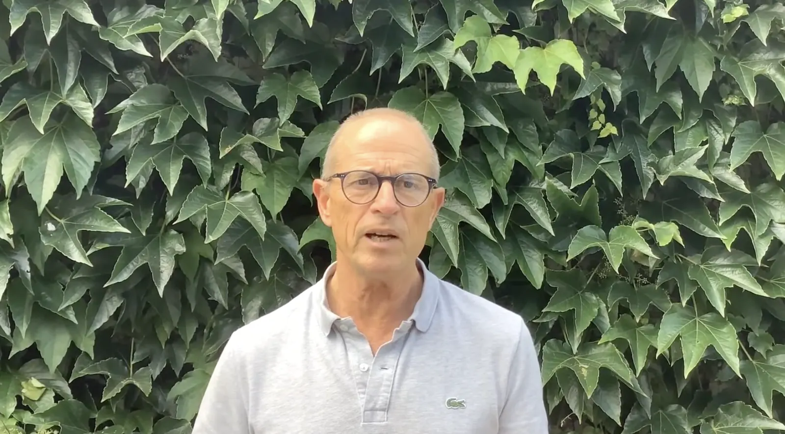 Videostandbild: Patient berichtet über die Behandlung einer Morton-Neuralgie.